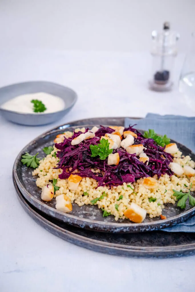 15-Minuten Rotkohl-Couscous mit Halloumi als Frontansicht