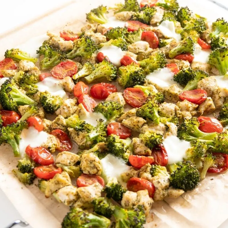 30-Minuten Keto Hähnchen-Gemüse-Blech mit Pesto zum schnellen Abendessen