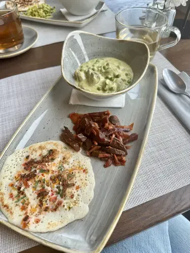 Abendessen mit Dosa, Rote-Bete-Salat und Kokos-Curry