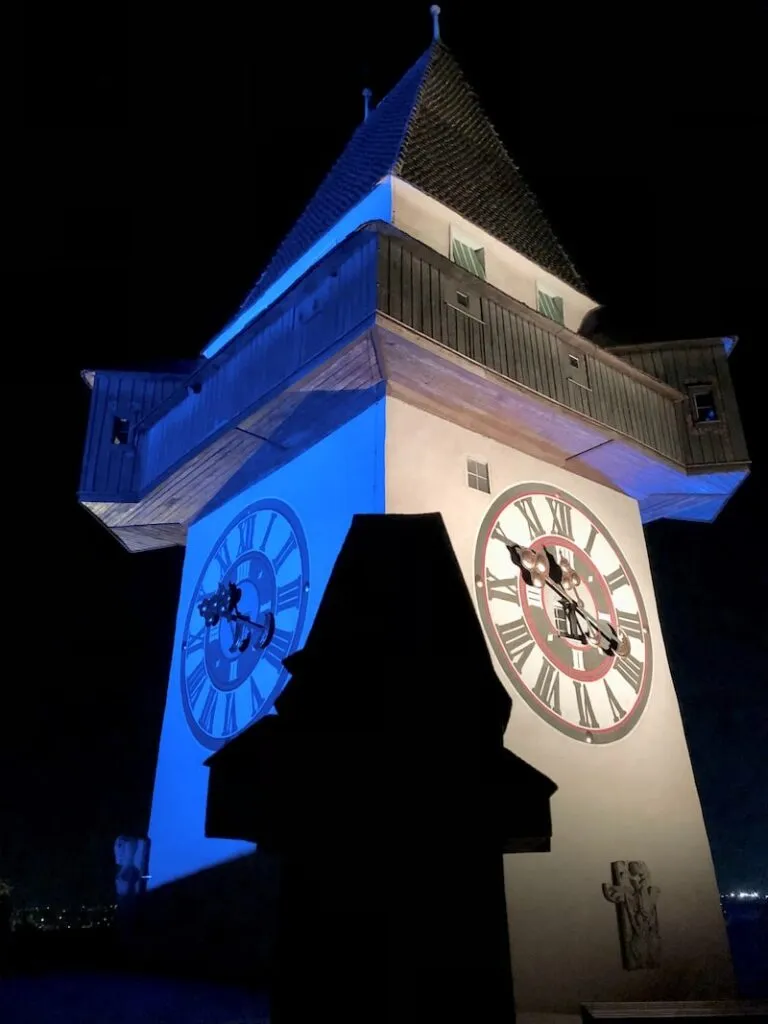 Abendlicher Spaziergang auf dem Schlossberg in Graz mit Blick auf den Uhrturm