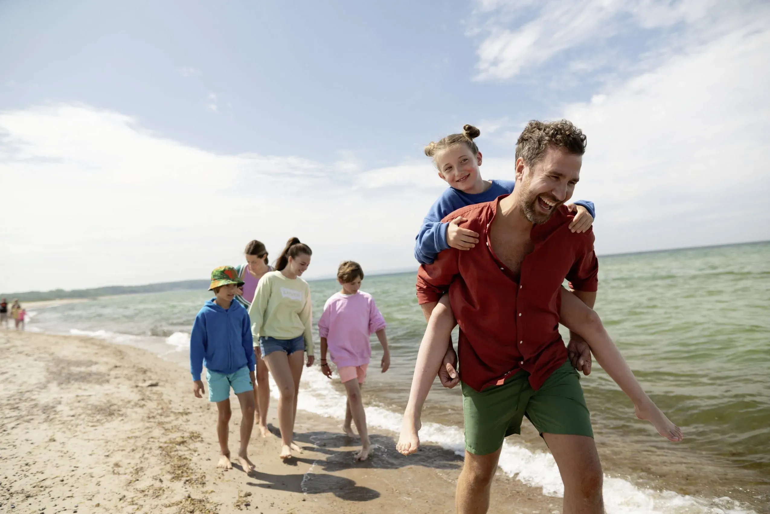 Abenteuerhotels Weissenhaeuser Strand Familie am Strand