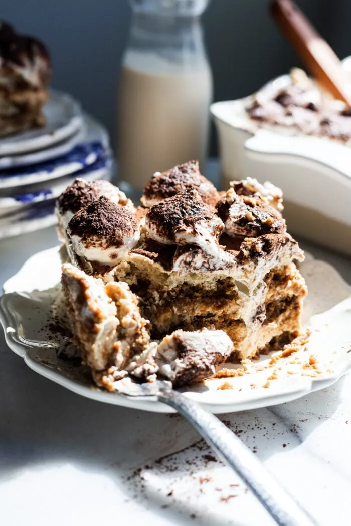Abgebissenes veganes Tiramisu