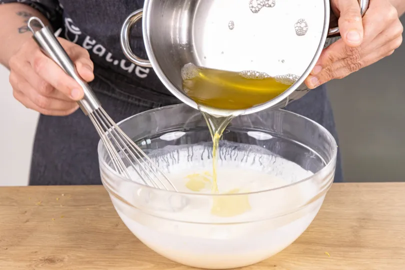 Abgekühlte Götterspeise zur cremigen Zitronen-Joghurt-Masse hinzufügen