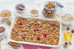 Abgekühltes, selbstgemachtes Granola in einem luftdichten Glasbehälter, perfekt zur Aufbewahrung.