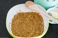 Ablauf Schneller und einfacher Bulgursalat - Schritt-für-Schritt-Anleitung zeigt Bulgur, der in einer Schüssel mit heißem Wasser übergossen wird.