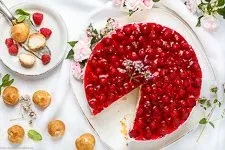 Ablauf-Windbeuteltorte-mit-Beeren-14.webp