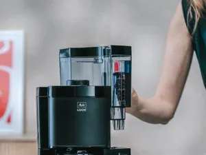 Abnehmbarer transparenter Wassertank mit Tassenskalierung der Melitta LOOK
