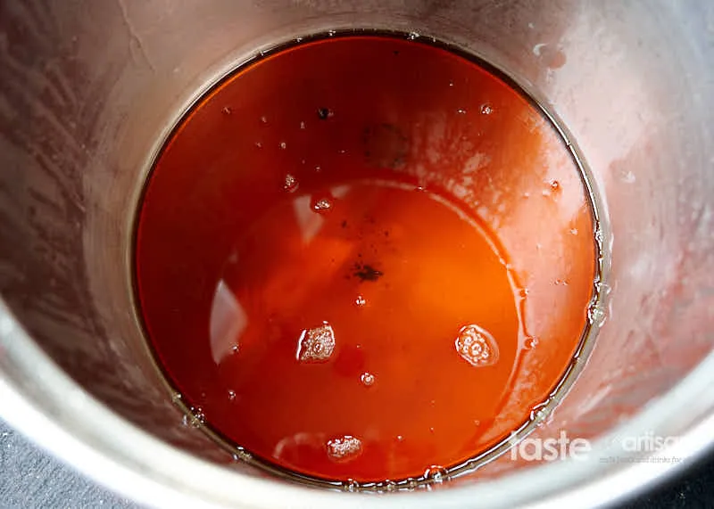 Abtropfen der gerösteten Paprika und Auberginen.