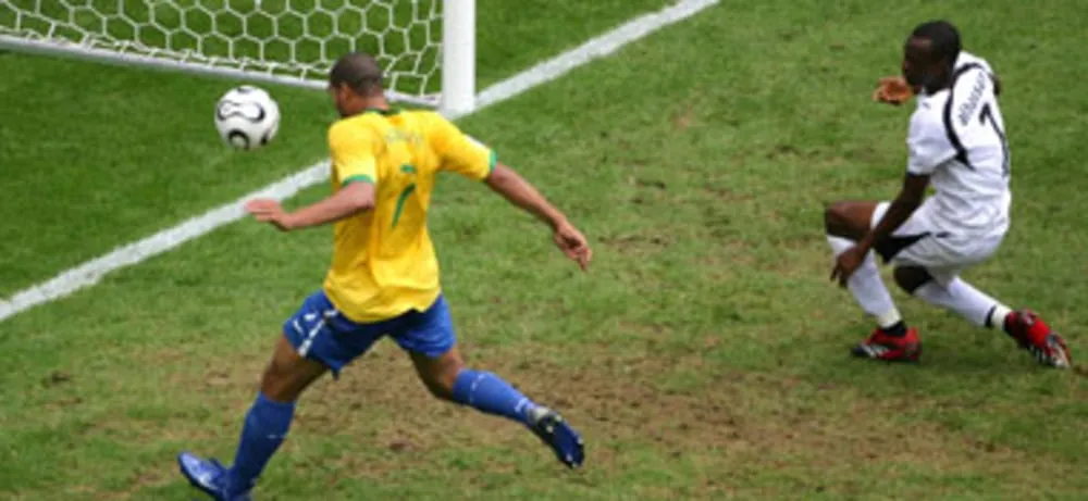 Adriano erzielt das umstrittene 2:0 für Brasilien aus einer Abseitsposition gegen Ghana.