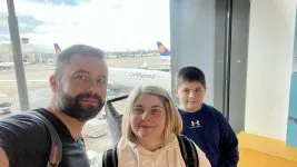 Agnes' Fingerabdrücke sind in den Armlehnen eingeprägt