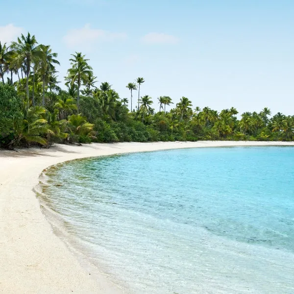Aitutaki Lagune mit klarem, türkisfarbenem Wasser