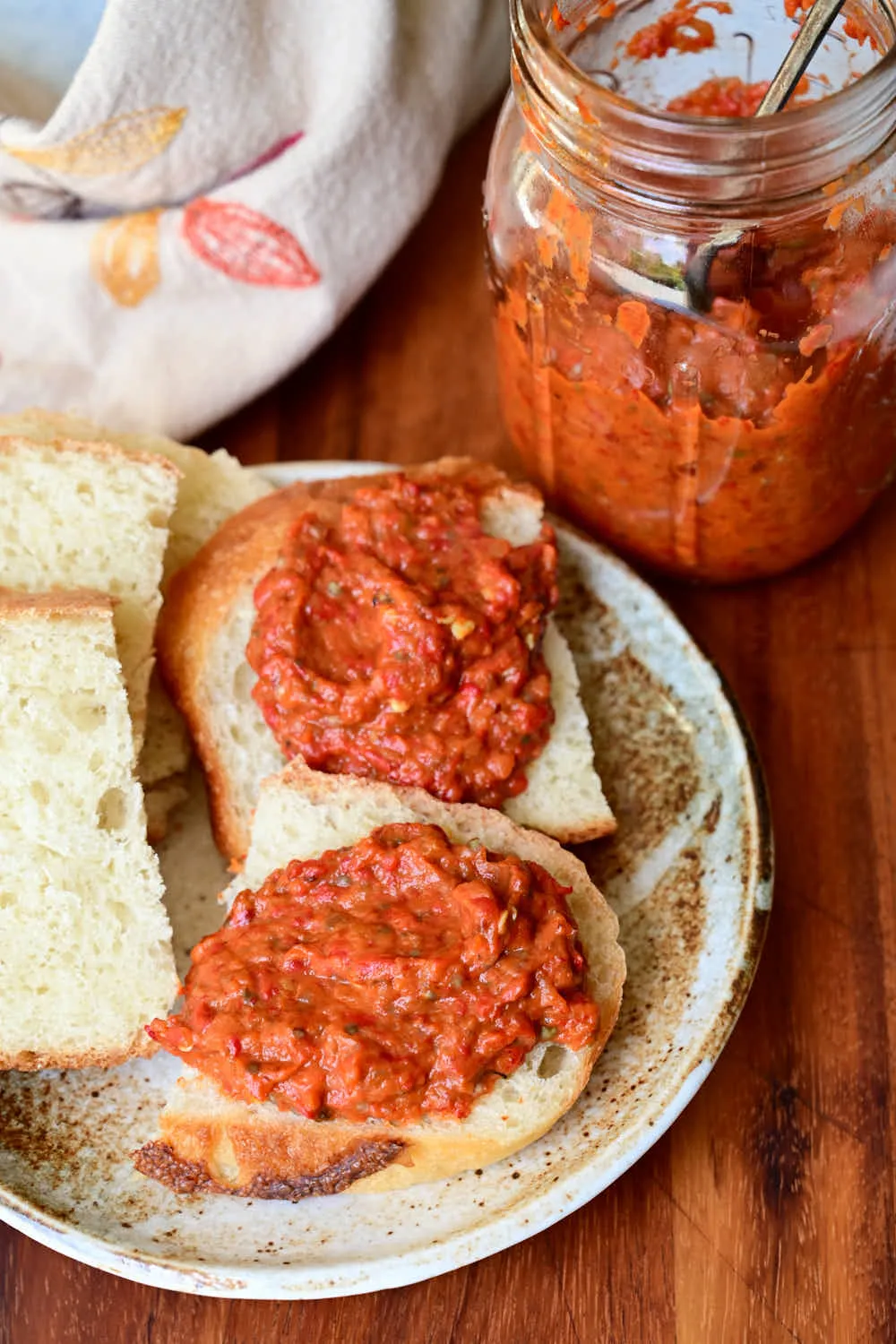 Ajvar, nach traditionellem Rezept zubereitet und mit Brotscheiben serviert.
