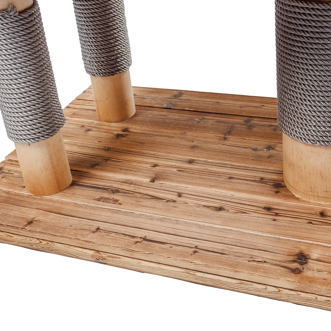 Aktive Katze beim Klettern und Spielen am Outdoor Kratzbaum