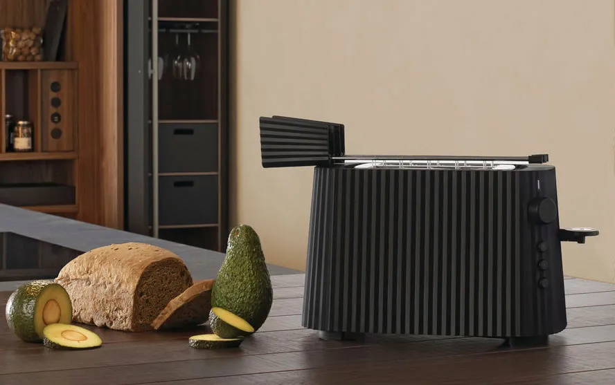 Alessi Plissé Toaster in Schwarz stilvoll in einer modernen Küche platziert
