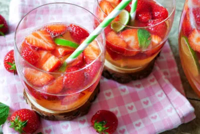 Alkoholfreie Erdbeerbowle mit Limetten in Gläsern