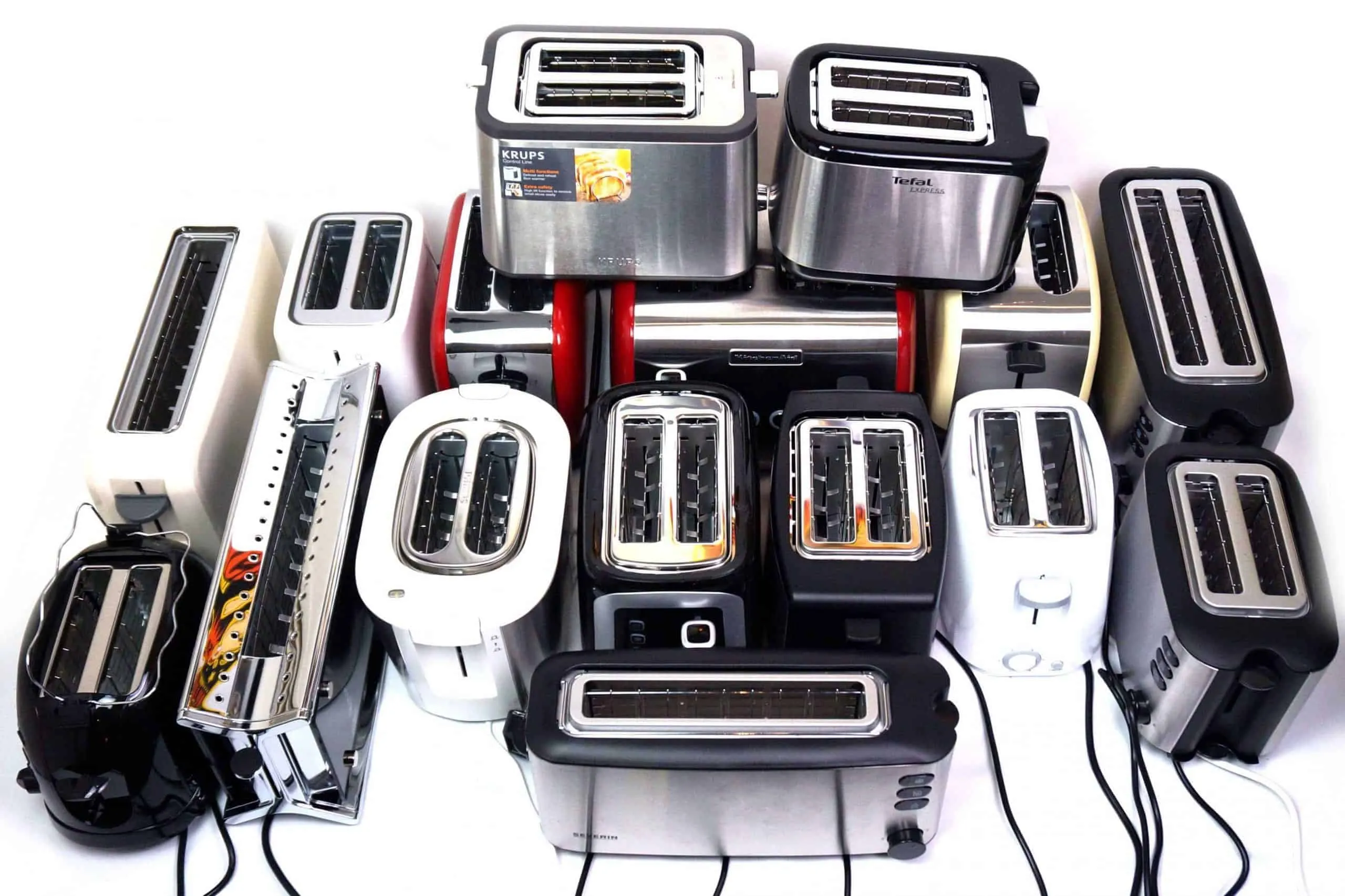Alle 65 Toaster aufgereiht für den umfassenden Test