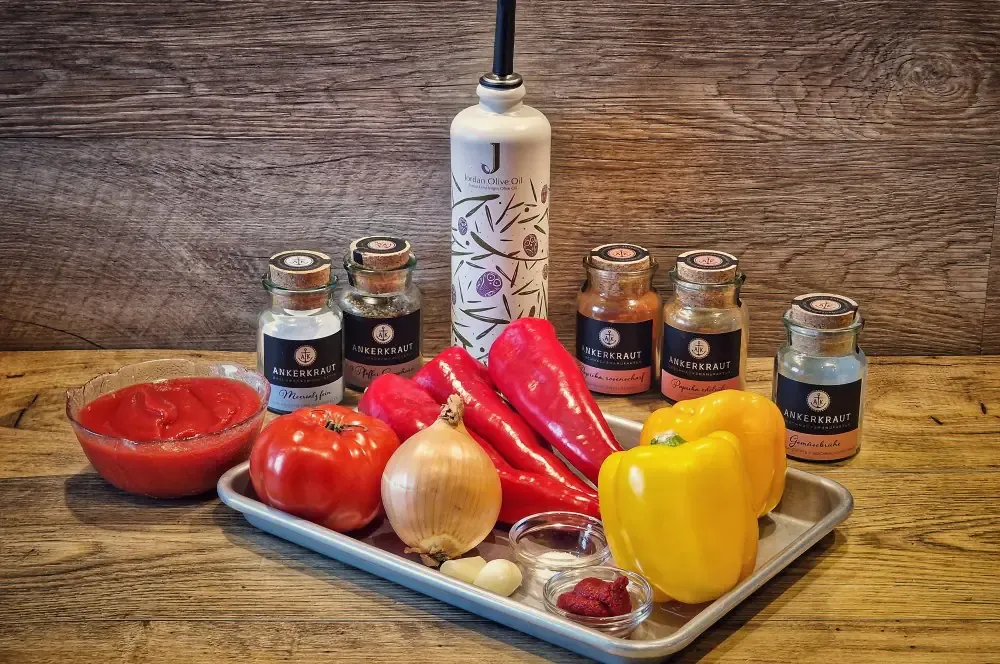 Alle frischen Zutaten für ein authentisches Letscho Rezept: Spitzpaprika, Zwiebeln, Tomaten und Gewürze.