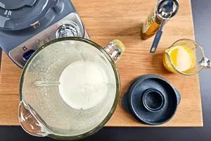 Alle Ingwer Shot Zutaten wie Ingwer, Zitrone, Orange und Agavendicksaft werden im Hochleistungsmixer zerkleinert