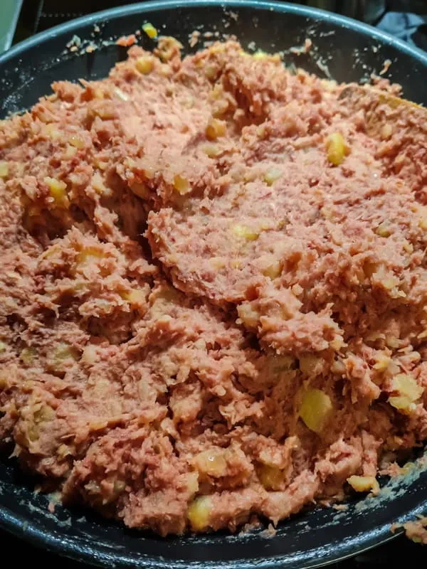 Alle Labskaus-Zutaten in der Pfanne vermischen