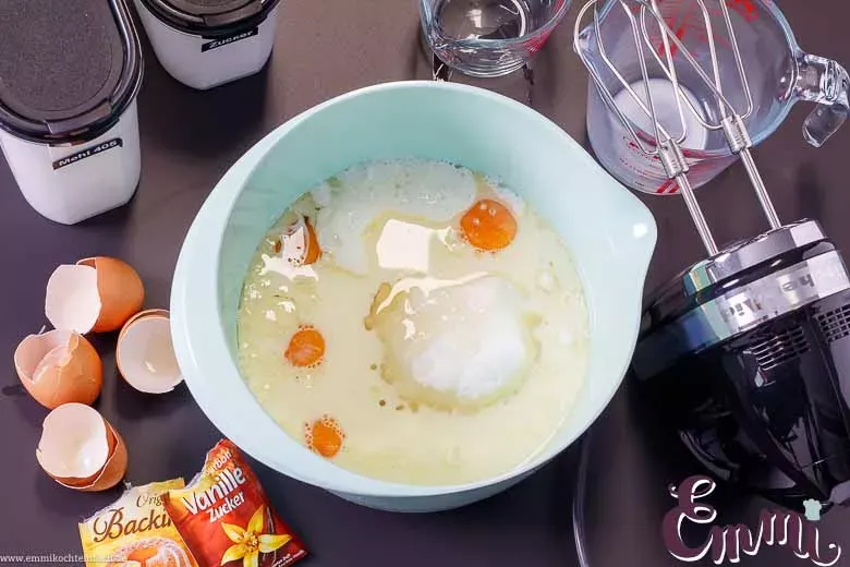 Alle Zutaten für den einfachen Waffelteig, bereit zum Verrühren in einer Schüssel.