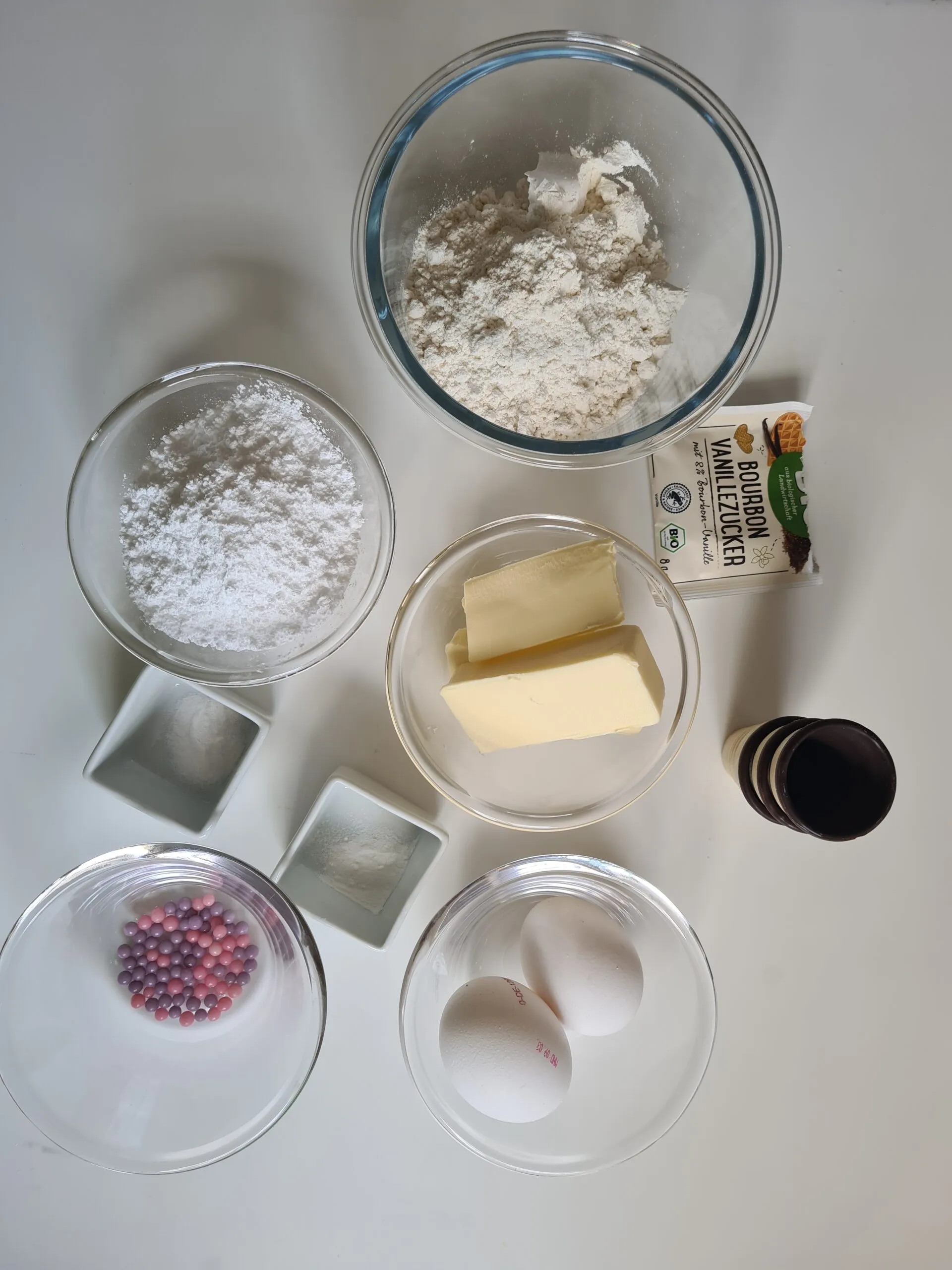 Alle Zutaten für die kleinen Geburtstagskuchen im Waffelbecher