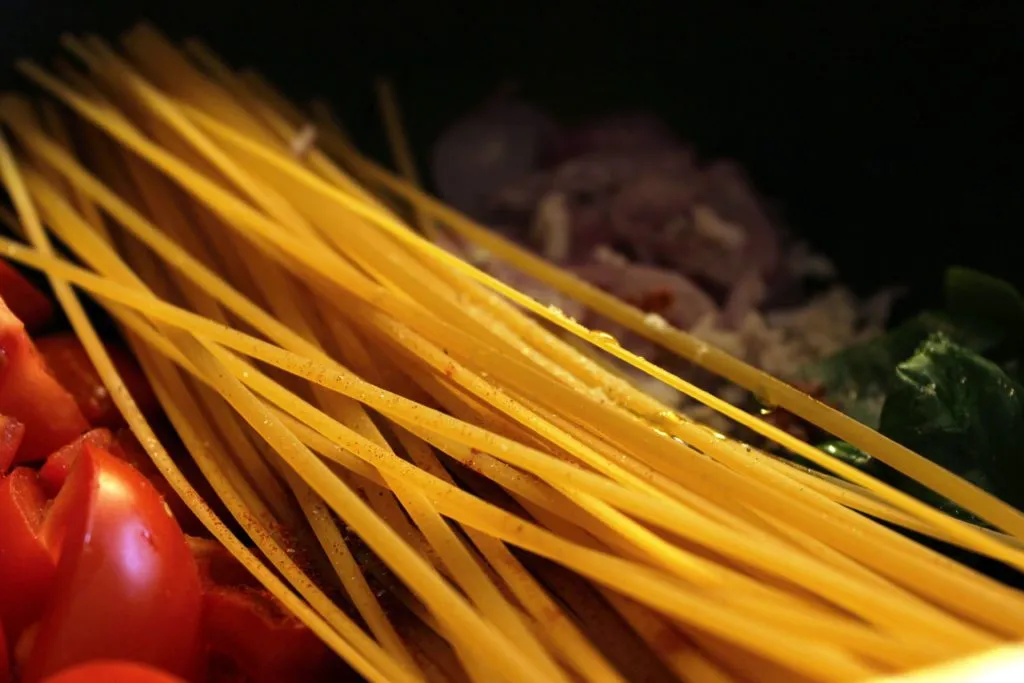 Alle Zutaten für die One-Pot Pasta, frisch und bereit zum Kochen in einer Pfanne