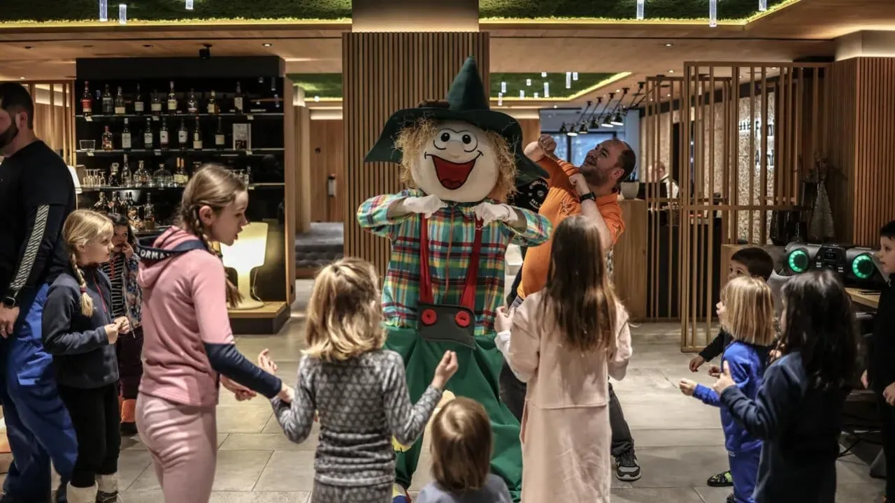Almi maskottchen tanzt mit kindern im familienhotel all inclusive