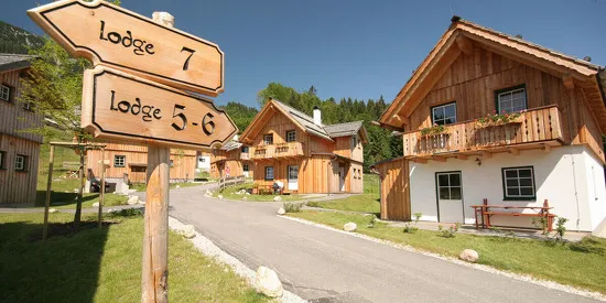 AlpenParks Hagan Lodge Altaussee im Sommer mit Blick auf den See