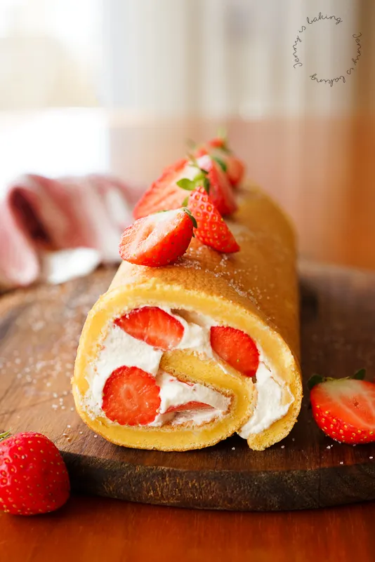 Alt-Text: Fruchtige Erdbeerbiskuitrolle, leicht und sommerlich