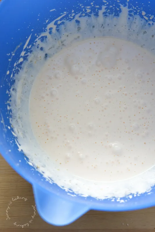 Alt-Text: Schaumig geschlagenes Eigelb mit Zucker, bereit für feinen Biskuit