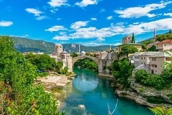 Alte Brücke in Mostar über den Fluss Neretva