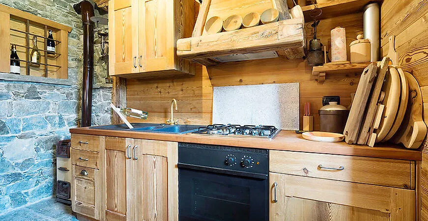 Alte Massivholzküche wird zu einer neuen, einzigartigen Altholzküche wiederverwertet