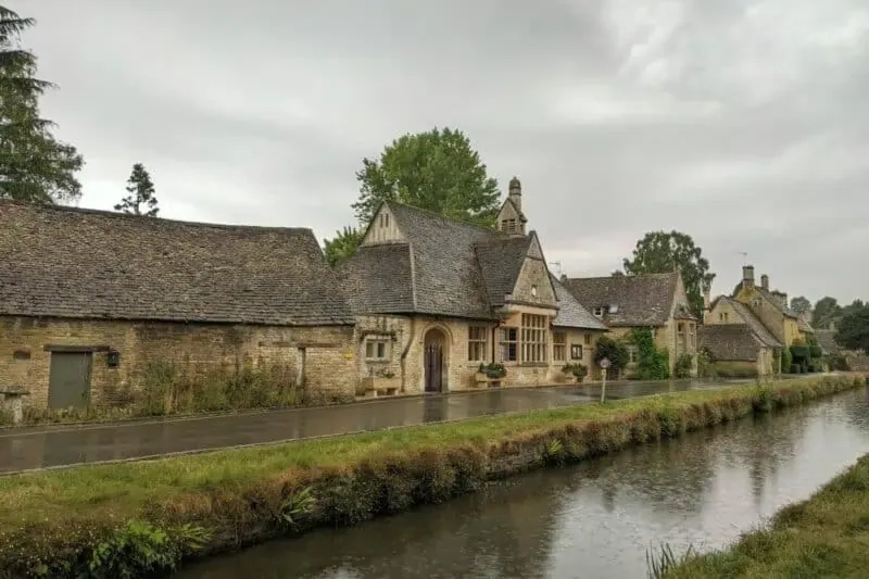 Alte Steinhäuser an einem Fluss in Lower Slaughter
