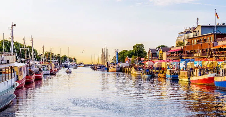 Alter Strom mit Hafen in Warnemünde – ein belebter Ostsee Ferienort.