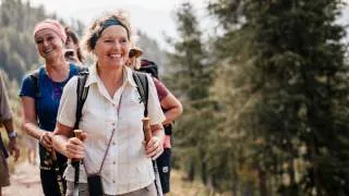Ältere Frauen beim Wandern in den Bergen