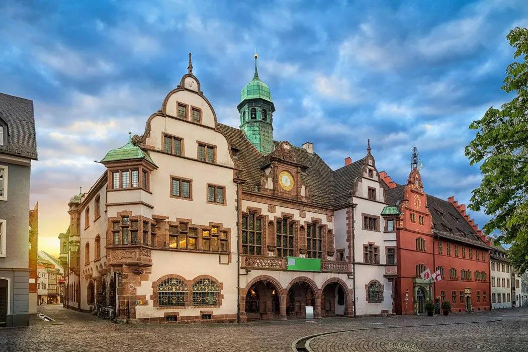 Altes Rathaus in Freiburg mit Marktständen davor