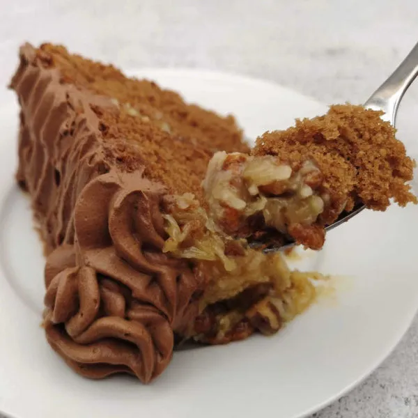 Amerikanischer German Chocolate Cake mit Kokos-Pekannuss-Füllung