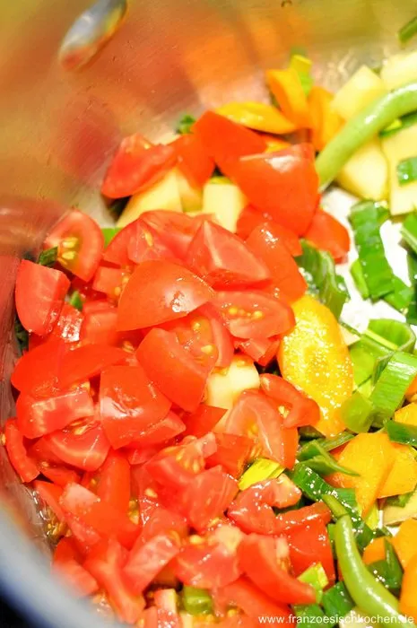 Anbraten des Gemüses als Grundlage für die aromatische Bouillabaisse-Brühe.
