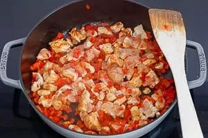 Anbraten von Hähnchenbrust und Paprika für die Paella-Basis