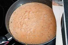 Anbraten von Zwiebeln und Knoblauch für die Tomaten-Sahnesoße.