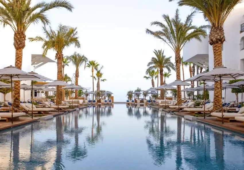 Andalusischer Poolbereich des METT Hotel &amp; Beach Resort Marbella, Estepona, warmes Oktober Reiseziel