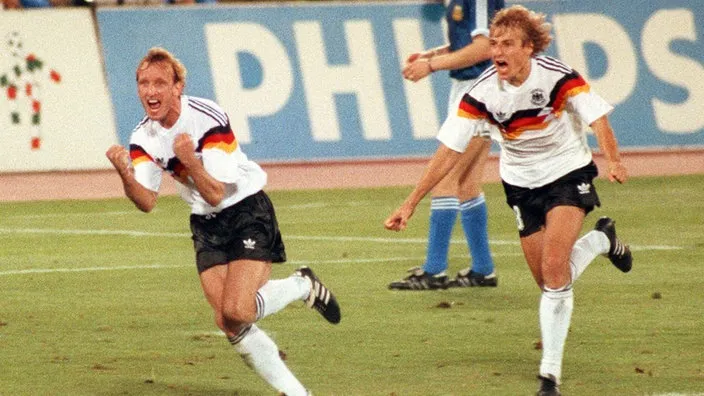 Andreas Brehme und Jürgen Klinsmann feiern den WM-Titel 1990