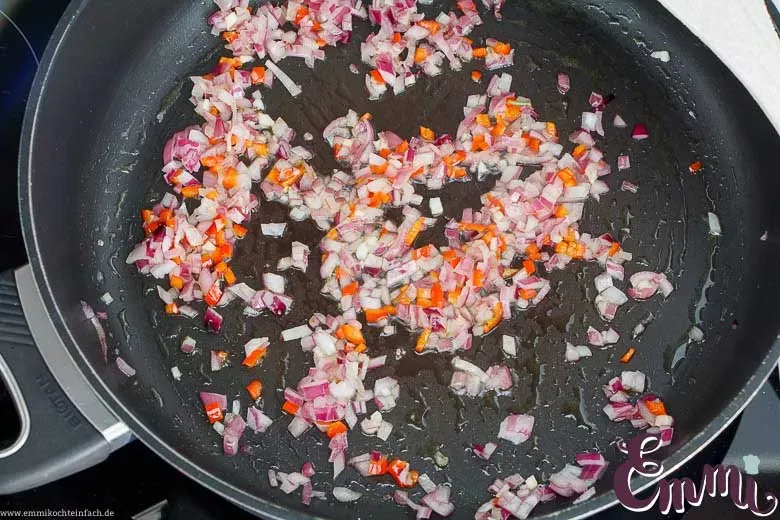 Andünsten von Gemüse für den Nudelauflauf