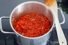 Andünsten von Zwiebeln, Knoblauch und Tomatenmark