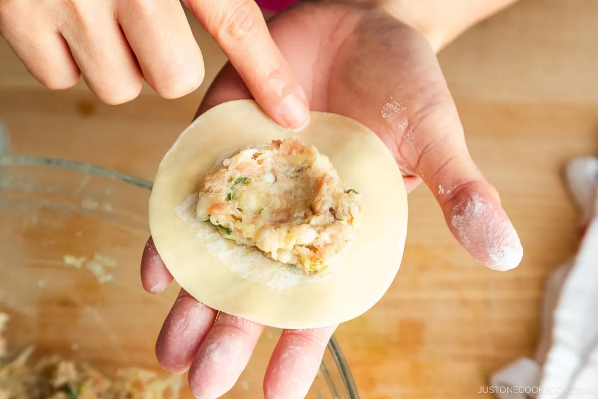 Anfeuchten des Gyoza-Teigblatts mit Wasser.