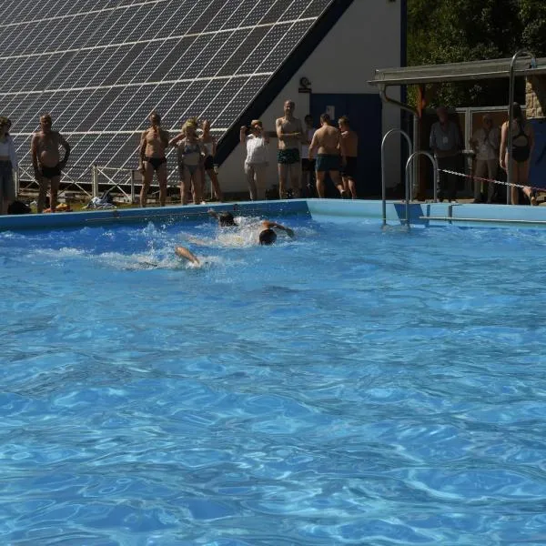 Anfeuerung vom Beckenrand motiviert die Schwimmer zu Höchstleistungen