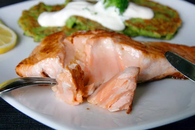 Angerichteter Lachs mit Brokkoli Puffer, Sauerrahm und Zitrone