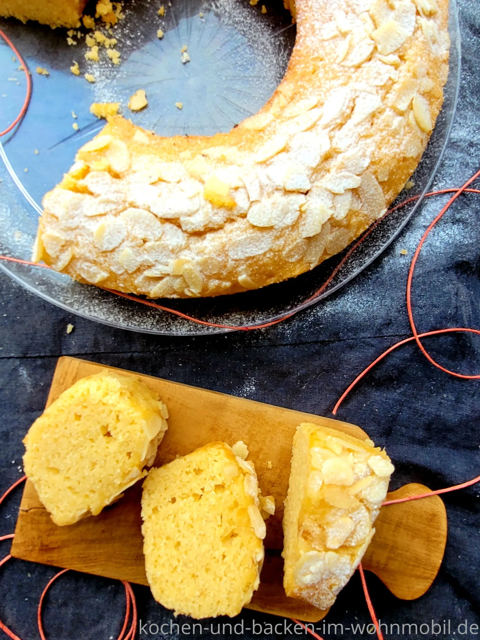 Angeschnittener Marzipankuchen, der seine locker-saftige Textur und die köstlichen Mandeln offenbart.