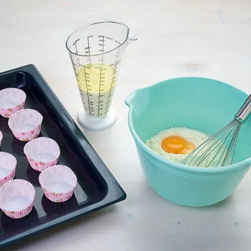 Anleitung Schritt 1: Backmischung verrühren für die Prinzessin Lillifee Muffins