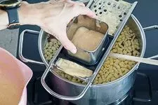 Anleitung Schritt 5: Frische Spätzle schwimmen an der Oberfläche des kochenden Wassers, ein Zeichen dafür, dass sie gar und bereit sind zum Entnehmen.